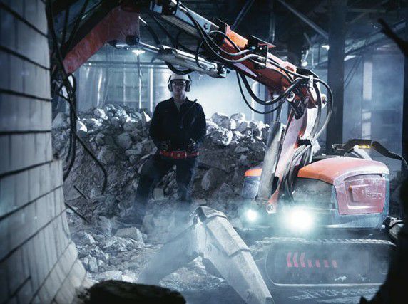 Robot wyburzeniowy rozbiórka techniczna z użyciem robota wyburzeniowego